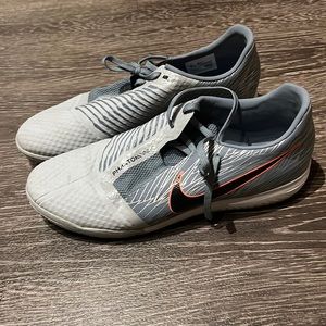 GOOD CONDITION INDOOR SOCCER CLEATS. I WORE THEM ONLY LIKE 5 TIMES